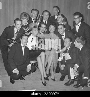 Soirée finale Concours intermétropolitain de cinéma à Spinoza-Lyceum, le groupe belge de Bruxelles qui a reçu le premier prix Date: 20 décembre 1962 mots clés: Soirées finales, prix, théâtre Banque D'Images