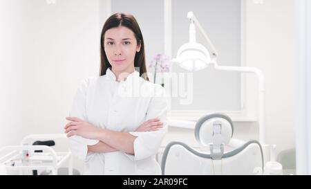 Portrait du médecin dentiste féminin en uniforme blanc sur le lieu de travail, gros plan. Concept de soins de santé, dentaires et dentaires Banque D'Images