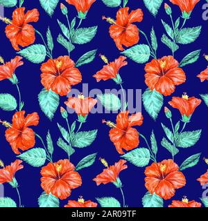 Hibiscus rouge fleurs roses avec feuilles vertes, illustration d'aquarelle peinte à la main, motif sans couture sur fond bleu foncé Banque D'Images