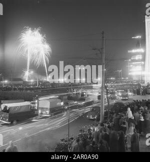 Feux d'artifice importants derrière la RAI Date: 30 avril 1962 mots clés: Foyer Nom de l'institution: RAI Banque D'Images