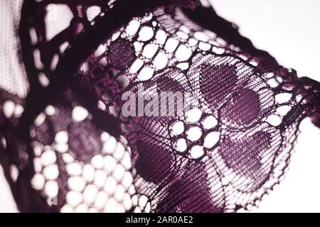 dentelle en tissu violet sur fond blanc, mise au point artistique Banque D'Images
