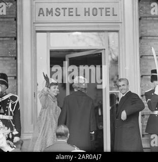 Farah Diba et épouse dans le bateau Date: 1 mai 1962 mots clés: SPERES, bateaux Nom personnel: Farah Diba Banque D'Images