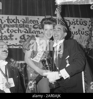 Mademoiselle Carnival 1963 à Bellevue à Amsterdam choisi, le Margo Driezen de 21 ans Date: 23 février 1963 lieu: Amsterdam, Noord-Holland mots clés: Miss, élections Nom de l'institution: Bellevue Banque D'Images