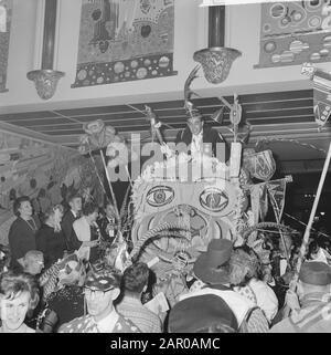 Mademoiselle Carnival 1963 à Bellevue à Amsterdam choisi, le Margo Driezen de 21 ans Date: 23 février 1963 lieu: Amsterdam, Noord-Holland mots clés: Miss, élections Nom de l'institution: Bellevue Banque D'Images