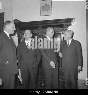 La conférence du Cabinet du Premier ministre de Quay a eu lieu pour la visite du Premier ministre grec dans notre pays. Depuis la gauche Ministre Luns, Ministre Averoff Date: 28 février 1963 mots clés: Conférences Nom De La Personne: LUNs, J.A. M.H., Luns, Joseph Banque D'Images