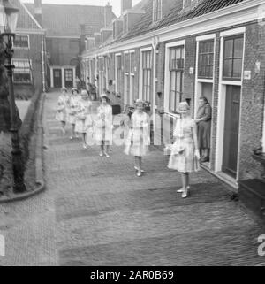 Les filles de fleurs d'Haarlem en costume neuf, leurs nouvelles robes de coton Boussac. Quelques filles à la Proveniershofje à Haarlem Date : 18 mars 1963 lieu : Haarlem mots clés : FLEURS FILLES Banque D'Images