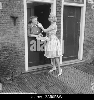 Les filles de fleurs d'Haarlem en costume neuf, leurs nouvelles robes de coton Boussac. Quelques filles à la Proveniershofje à Haarlem Date : 18 mars 1963 lieu : Haarlem mots clés : FLEURS FILLES Banque D'Images