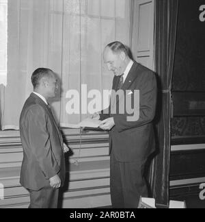 Le Ministre Lun a reçu un agent de cas pour l'Indonésie M. M. Sjaarif au Ministère des affaires étrangères. Lun Et Sharif Date: 3 Avril 1963 Lieu: Indonésie Nom Personnel: Lun, J.A. M.H., Lun, Joseph Nom De L'Institution: Ministère Des Affaires Étrangères Banque D'Images