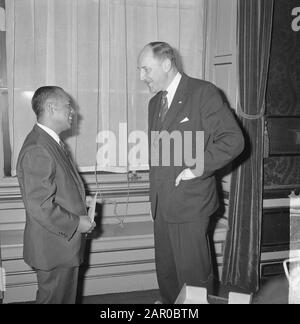 Le Ministre Lun a reçu un agent de cas pour l'Indonésie M. M. Sjaarif au Ministère des affaires étrangères. Lun Et Sharif Date: 3 Avril 1963 Lieu: Indonésie Nom Personnel: Lun, J.A. M.H., Lun, Joseph Nom De L'Institution: Ministère Des Affaires Étrangères Banque D'Images