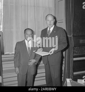 Le Ministre Lun a reçu un agent de cas pour l'Indonésie M. M. Sjaarif au Ministère des affaires étrangères. Lun Et Sharif Date: 3 Avril 1963 Lieu: Indonésie Nom Personnel: Lun, J.A. M.H., Lun, Joseph Nom De L'Institution: Ministère Des Affaires Étrangères Banque D'Images