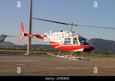 3 B-NZF; Bell; 206 B; hélicoptère touristique JetRanger III décollant à héliport, Ile Maurice. Banque D'Images