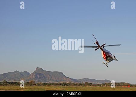 3 B-NZF; Bell; 206 B; hélicoptère touristique JetRanger III décollant à héliport, Ile Maurice. Banque D'Images