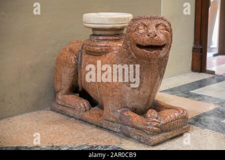 Lion à l'intérieur de la cathédrale Metropolitana di San Pietro Banque D'Images