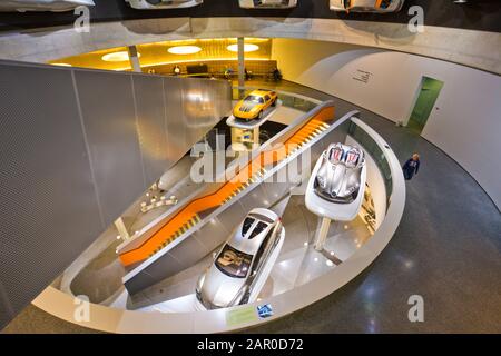 Stuttgart, ALLEMAGNE - OCT, 2019: Intérieur du musée 'Mercedes Benz Welt'. Le musée couvre l'histoire de la Mercedes-Benz. Banque D'Images