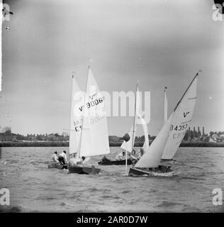 Championnat d'Europe Vaurienklasse à l'Alkmaarder Plassen. Arrondir la bouée Date : 16 juillet 1963 mots clés : CHAMPIES Banque D'Images