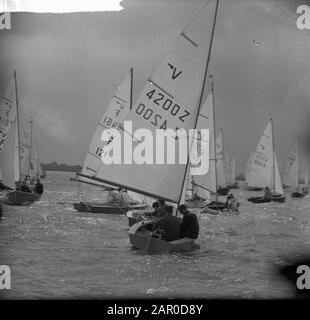 Championnat d'Europe Vaurienklasse à l'Alkmaarder Plassen. En premier plan les frères néerlandais Swart Date: 16 juillet 1963 mots clés: CHAMPONIES Banque D'Images