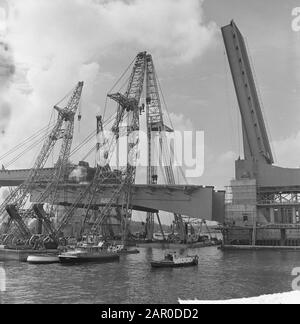 Le plus grand pont de basciles au monde approche de l'achèvement. The Brienenenoordbrug Date: 22 May 1963 Lieu: Rotterdam, Zuid-Holland Mots Clés: Ponts Nom De L'Institution: Van Brienenoordbrug Banque D'Images