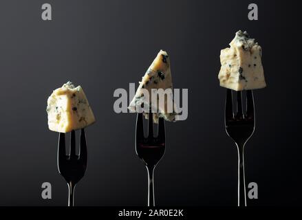 Morceaux de fromage bleu sur une fourche. Copier l'espace. Banque D'Images