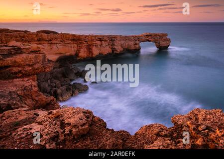 Falaises de calcaire et arc de roche près du village de Lavris dans la région de Rethymno en Crète. Banque D'Images