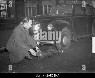 Traîneaux sur 3 roues pour pneus plats Date: 17 décembre 1948 mots clés: ATTACHES de voiture, ROUES Banque D'Images