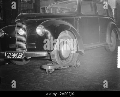 Traîneaux sur 3 roues pour pneus plats Date: 17 décembre 1948 mots clés: ATTACHES de voiture, ROUES Banque D'Images