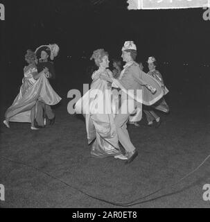 Jardin d'Europa de performance de masse par Carel Briels [dans le Goffertstadion à Nijmegen, t.g.v. 150 ans d'existence du Royaume des Pays-Bas], le Congrès de Vienne danse vêtue de costuums colorés Date: 27 août 1963 lieu: Nijmegen mots clés: Danse, événements, commémorations, spectacles Banque D'Images