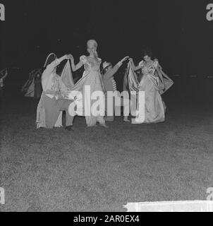 Jardin d'Europa de performance de masse par Carel Briels [dans le Goffertstadion à Nijmegen, t.g.v. 150 ans d'existence du Royaume des Pays-Bas], le Congrès de Vienne danse vêtue de costuums colorés Date: 27 août 1963 lieu: Nijmegen mots clés: Danse, événements, commémorations, spectacles Banque D'Images