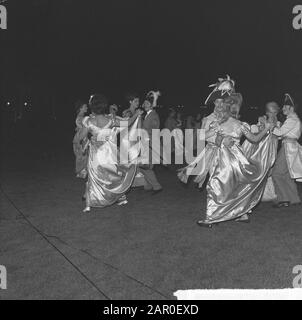 Jardin d'Europa de performance de masse par Carel Briels [dans le Goffertstadion à Nijmegen, t.g.v. 150 ans d'existence du Royaume des Pays-Bas], le Congrès de Vienne danse vêtue de costuums colorés Date: 27 août 1963 lieu: Nijmegen mots clés: Danse, événements, commémorations, spectacles Banque D'Images