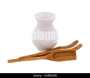 Un ensemble d'appareils en bois pour boire du thé chinois traditionnel et un vase en céramique blanc dans un style oriental. Gros plan. Isoler sur un fond blanc Banque D'Images