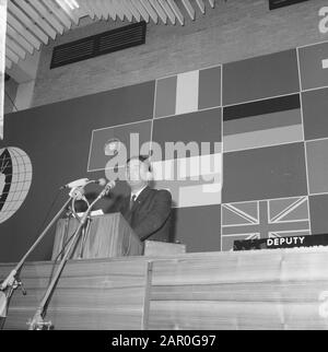Le symposium sur l'alimentation a été ouvert à la RAI par le Président du Ministre, M. V. G. Marijnen. Premier Ministre Marijnen Au Mot Date: 11 Novembre 1963 Lieu: Amsterdam, Noord-Holland Mots Clés: Ministre-Président Nom De Personne: Marijnen, Victor Banque D'Images