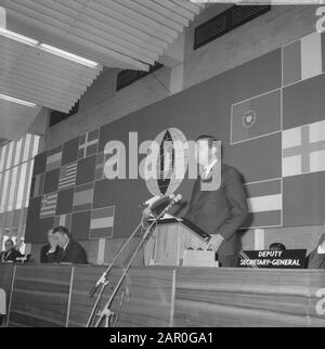 Le symposium sur l'alimentation a été ouvert à la RAI par le Président du Ministre, M. V. G. Marijnen. Le Ministre Biesheuvel Lors De Son Discours D'Introduction Date: 11 Novembre 1963 Lieu: Amsterdam, Noord-Holland Mots Clés: Ministre-Président Nom De Personne: Biesheuvel, Barend, Marijnen, Victor Banque D'Images
