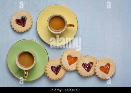 Deux tasses de café avec biscuits au coeur de confiture avec un espace copie, pause café, dessert, amour, romance ou concept de Saint-Valentin Banque D'Images