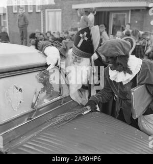 Saint Nicolas et Piet, leurs fenêtres de voiture embourbées par temps verglaçant Date: 4 décembre 1963 mots clés: Voitures, Ramen Personname: Piet, Sinterklaas Banque D'Images
