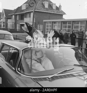 Saint Nicolas et Piet, leurs fenêtres de voiture embourbées par temps verglaçant Date: 4 décembre 1963 mots clés: Voitures, Ramen Personname: Piet, Sinterklaas Banque D'Images