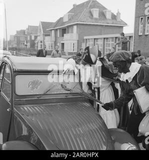 Saint Nicolas et Piet, leurs fenêtres de voiture embourbées par temps verglaçant Date: 4 décembre 1963 mots clés: Voitures, Ramen Personname: Piet, Sinterklaas Banque D'Images