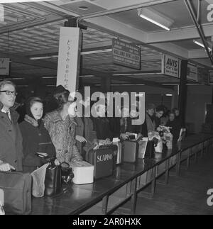 Scapino retour Le samedi matin est arrivé à Schiphol le ballet Scapino  de leur voyage à travers l'Amérique. Mme Hans Snoek, chef du groupe, est  très satisfaite de ses 15 représentations qui
