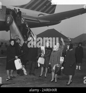 Scapino retour Le samedi matin est arrivé à Schiphol le ballet Scapino  de leur voyage à travers l'Amérique. Mme Hans Snoek, chef du groupe, est  très satisfaite de ses 15 représentations qui