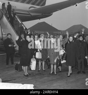 Scapino retour Le samedi matin est arrivé à Schiphol le ballet Scapino  de leur voyage à travers l'Amérique. Mme Hans Snoek, chef du groupe, est  très satisfaite de ses 15 représentations qui