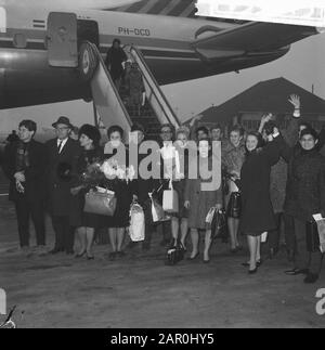 Scapino retour Le samedi matin est arrivé à Schiphol le ballet Scapino  de leur voyage à travers l'Amérique. Mme Hans Snoek, chef du groupe, est  très satisfaite de ses 15 représentations qui