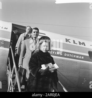 Linda Christian avec son mari Edmund Purdom à Schiphol Date: 7 février 1964 lieu: Noord-Holland, Schiphol mots clés: Acteurs, actrices, stars du cinéma, acteurs, aéroports Nom personnel: Christian Linda, Purdom Edmund Banque D'Images