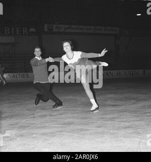 La danseuse de glace de la Haye Jopée et Nico Wolff s'entraînent à L'Hoky à la Haye pour les Championnats du monde Date: 19 février 1964 lieu: La Haye, Zuid-Holland mots clés: Art bagarres, patinage, nom de la Personne sportive: Wolff, Jopie, Wolff, Nico Banque D'Images