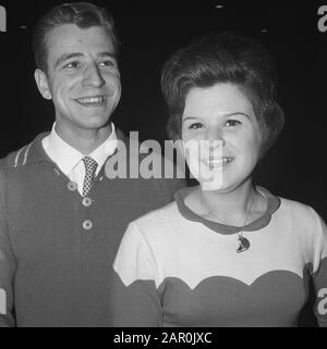 La danseuse de glace de la Haye Jopée et Nico Wolff s'entraînent à L'Hoky à la Haye pour les Championnats du monde Date: 19 février 1964 lieu: La Haye, Zuid-Holland mots clés: Jeux d'art, portraits, patinage, sports Nom personnel: Wolff, Jopie, Wolff, Nico Banque D'Images