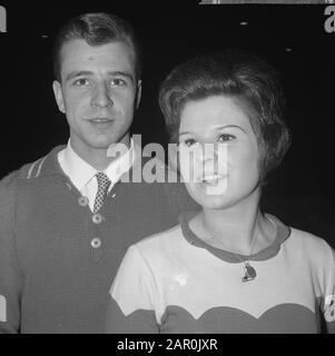 La danseuse de glace de la Haye Jopée et Nico Wolff s'entraînent à L'Hoky à la Haye pour les Championnats du monde Date: 19 février 1964 lieu: La Haye, Zuid-Holland mots clés: Jeux d'art, portraits, patinage, sports Nom personnel: Wolff, Jopie, Wolff, Nico Banque D'Images