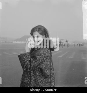 Shilly Zwerus, chanteuse de Haarlem, part à Munich pour la télévision, départ à Schiphol Date: 20 janvier 1964 lieu: Noord-Holland, Schiphol mots clés: Télévision, départ, chanteuses Banque D'Images