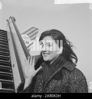 Shilly Zwerus, chanteuse de Haarlem, a quitté pour se produire à Munich pour la télévision, Shirley Zwerus (Head) 17 ans Date: 20 janvier 1964 lieu: Munich mots clés: Téléviseurs, chanteurs Banque D'Images