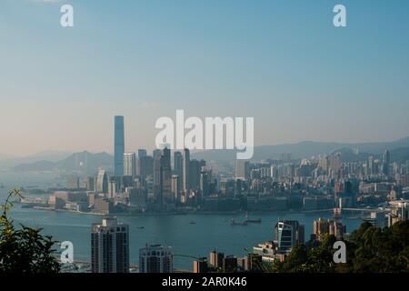 Hongkong, Hong Kong - novembre 2019 : horizon de la ville de HongKong, de Kowloon et du port de Victoria Banque D'Images