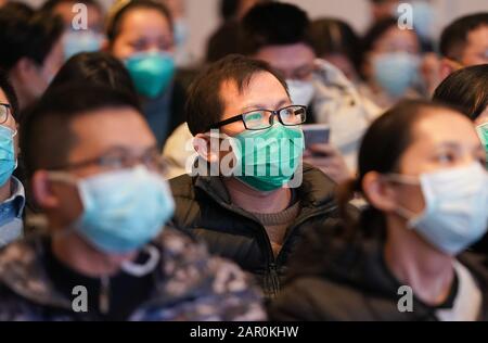 Wuhan, Chine. 25 janvier 2020. Le personnel médical de Shanghai assiste à une formation médicale dans la province de Hubei du centre de Wuhan, le 25 janvier 2020. Au total, 136 membres du personnel médical de Shanghai sont arrivés à Wuhan tôt le samedi matin. Après des formations médicales, ceux de plusieurs grands hôpitaux de Shanghai vont se joindre à la lutte contre le nouveau coronavirus. Crédit: Cheng Min/Xinhua/Alay Live News Banque D'Images