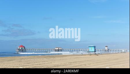 Huntington BEACH, CALIFORNIE - 22 JANVIER 2020: Le Huntington Beach Pier avec des surfeurs dans l'eau. Banque D'Images