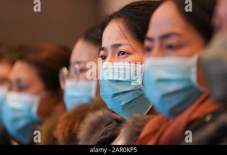 Wuhan, Chine. 25 janvier 2020. Le personnel médical de Shanghai assiste à une formation médicale dans la province de Hubei du centre de Wuhan, le 25 janvier 2020. Au total, 136 membres du personnel médical de Shanghai sont arrivés à Wuhan tôt le samedi matin. Après des formations médicales, ceux de plusieurs grands hôpitaux de Shanghai vont se joindre à la lutte contre le nouveau coronavirus. Crédit: Cheng Min/Xinhua/Alay Live News Banque D'Images