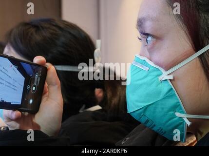 Wuhan, Chine. 25 janvier 2020. Le personnel médical de Shanghai assiste à une formation médicale dans la province de Hubei du centre de Wuhan, le 25 janvier 2020. Au total, 136 membres du personnel médical de Shanghai sont arrivés à Wuhan tôt le samedi matin. Après des formations médicales, ceux de plusieurs grands hôpitaux de Shanghai vont se joindre à la lutte contre le nouveau coronavirus. Crédit: Cheng Min/Xinhua/Alay Live News Banque D'Images